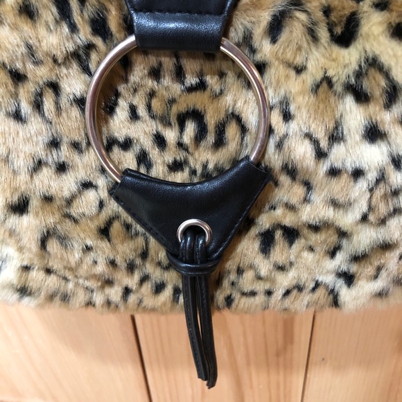 Chateau Women’s Leopard Print Purse. - Picture 3 of 12